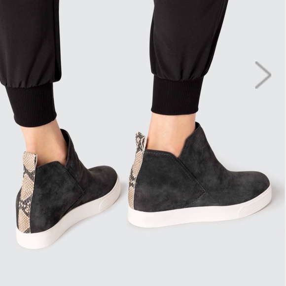 Dolce Vita Walker Sneakers - Picture 3 of 5